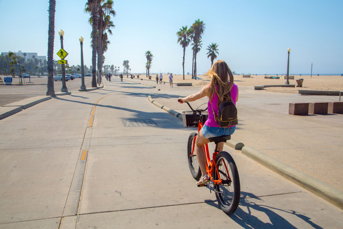Mit dem Fahrrad am Strand in San Diego